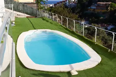Image de Apolo. Maison de style moderne avec piscine et vues spectaculaires