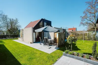 Image de This charmingly decorated bungalow is located in a very quiet dead-end street on the award-winning holiday park De Klepperstee, just behind the dunes in Ouddorp.