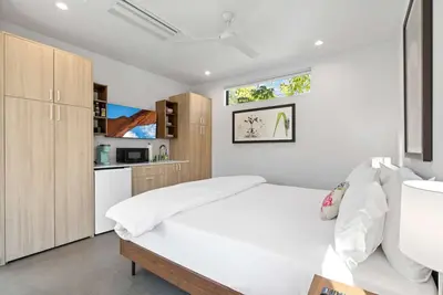 Modern 2-bedroom Apartment - 80 Walkscore!