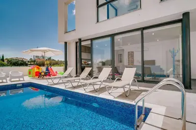Image de SunnyVillas:2br+Ensuite CozyVilla*Private Pool*Al9