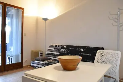 Image de Studio mezzanine à 10 min de la mer, parking privé, animaux admis