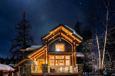 Image de Discover mountain serenity at its finest in our stunning home, complete with a soothing hot tub.
