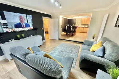 Image de Glen Fern Lodge - Garden Apartment with Parking - Town Centre - Close to Beach