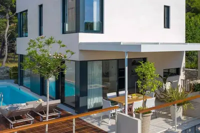 Image de Luxury poolside villa in Suitvan