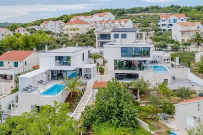 Image de Luxury beachfront villa with pool in Sutivan