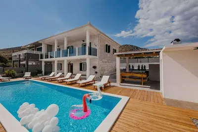 Image de Luxurious villa with outdoor swimming pool