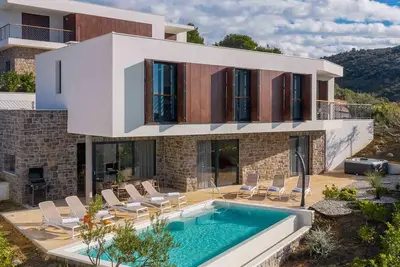 Image de Luxurious villa with sauna and outdoor jacuzzi