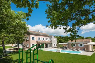 Villa Green Frame, Butkovići
