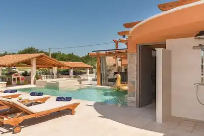 Image de Villa with children's playground in Skradin