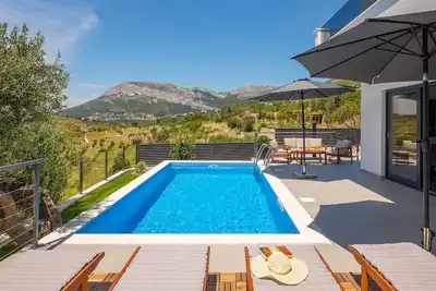 Image de Elegant poolside villa in peaceful area in Klis