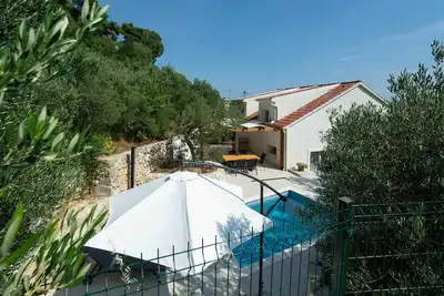 Image de Family home in Pisak with a pool and olive garden