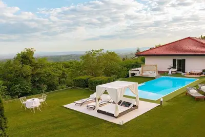 Image de Modern countryside villa with a pool and spa