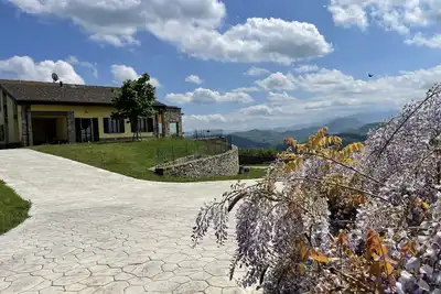Image de Villa Cavalieri in Vedriano with a panoramic view of the Reggio Emilia hills