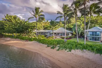 Image de Beachfront home with detached guest studio on Anini Beach