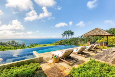 Image de Beauty and modernity meet in this standout oceanfront home perched above Secret Beach.