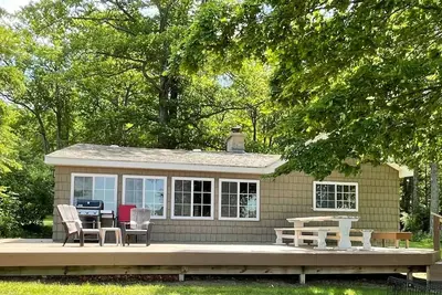 Image de Hubbard Lake Sunset Hideaway, large lakefront property.
