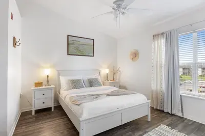 Fully-Equipped 2bd Condo - Convenient & Inviting🌟