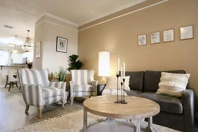 Stylish Sanctuary 🌻 King Beds 2bd Condo