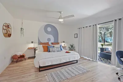 Ying Yang Suite | King Bed - Zen Condo