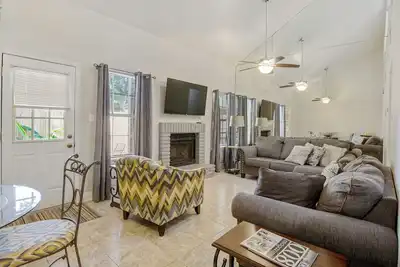 Image de Cozy Clean Updated Townhome, Central located!