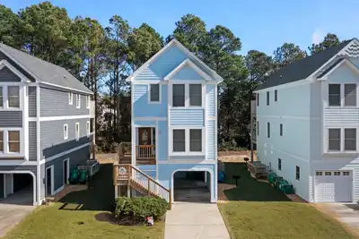 Image de Corolla Premier: Short Walk to the Beach Through Pathway