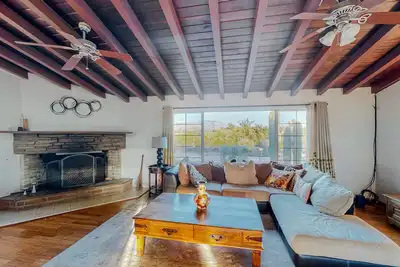 Image de Scenic desert home with mountain views, covered patio, Ac, & washer/dryer