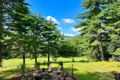 Image de Beautiful property with Mountain View & privacy. Near trails, eateries & more!