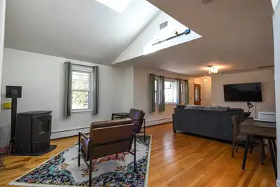 Image de Short walk to Main St. and Svmc and under 1 hour to skiing.