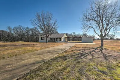 Image de Charming Palmer Family Home on 5 Acres!