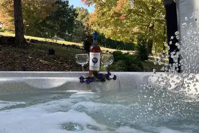 Image de Great location-Westlake! Close to everything. Pool table, X-box, games, Hot tub.