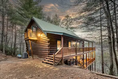 Image de 2 acre secluded Retreat Private creek Spa Gameroom