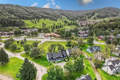 Image de End Unit Townhome, Sleeps 10, Views of Holiday Valley