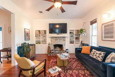 Image de Historic Farmhouse Charm, Modern Style & Comfort