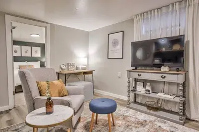 Image de Kiowa Run! Downtown Basement Workcation Retreat