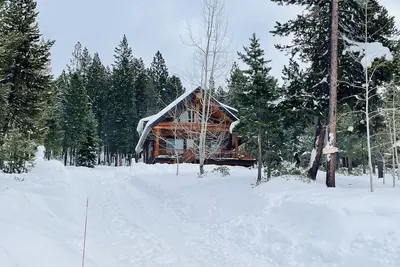 Image de Log style Cabin near Crater Lake with Mountain Views!