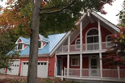 Spacious getaway nestled between two beautiful lakes!