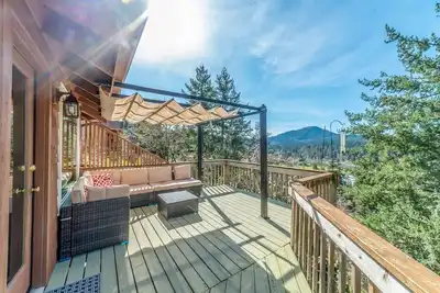 Image de Luxury Treehouse Home | Eugene Views | Large Deck
