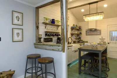 Image de A cozy retreat blocks from Rockport beach fishing shopping art district & dining