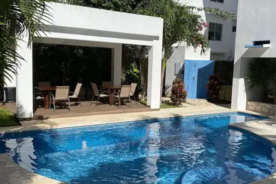 Image de Large private condo close to the beach with gorgeous pool area.