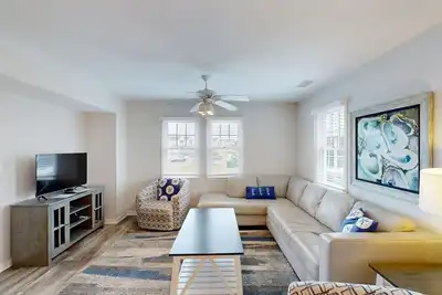 Image de Gorgeous, renovated ocean-view home with central Ac, W/D & pool - near the beach