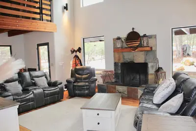 Image de Perfectly located spacious cabin in the tall pines.