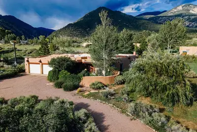 Luxurious & Cozy Modern Adobe Home. Taos at it's finest. Welcome to Dos Alamos!