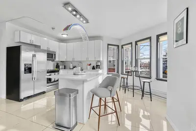 Image de -Downtown luxury flat- Walkable to the best bars, restaurants, and cafes! !