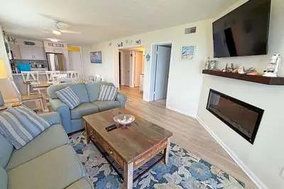 Image de The Golden View - Watch the waves on the beach from this beautiful 2 Br beach front condo!