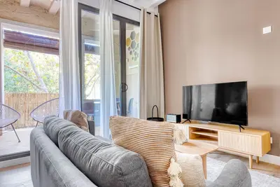 Image de Modern renovated El Born 2br w/balcony, nr Arc de Triomf, by Blueground