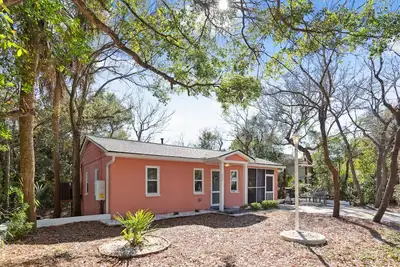 Image de 207 W Cooper - The Coop - Cute Folly Cottage in Central Location - Pets Considered