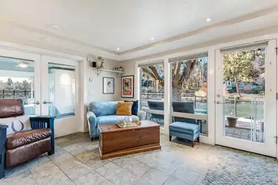 Image de Stunning Riverfront Condo - Sleeps 3