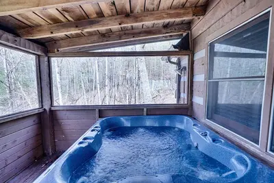 Image de Serene Cabin w/ Hot Tub & Jacuzzi Tub