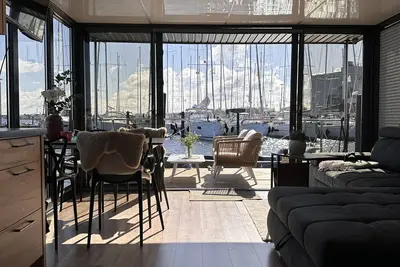 Bateau \"Hausboot Mit Motorboot\" avec vue sur la mer, terrasse et Wi-Fi.