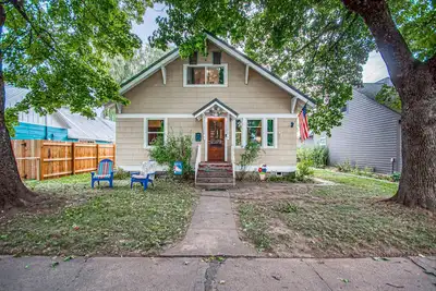 Image de 2-story downtown home near the water with firepit, enclosed backyard, fireplace